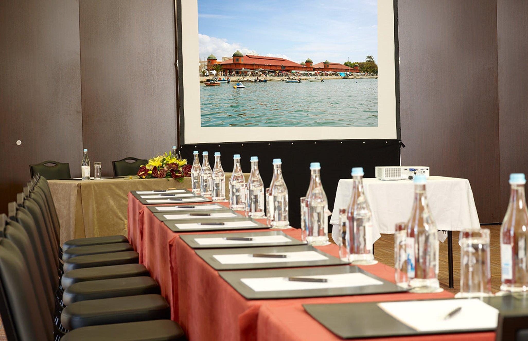 فندق ريال مارينا هوتل آند سبا Olhão المظهر الخارجي الصورة A projection screen in a meeting room