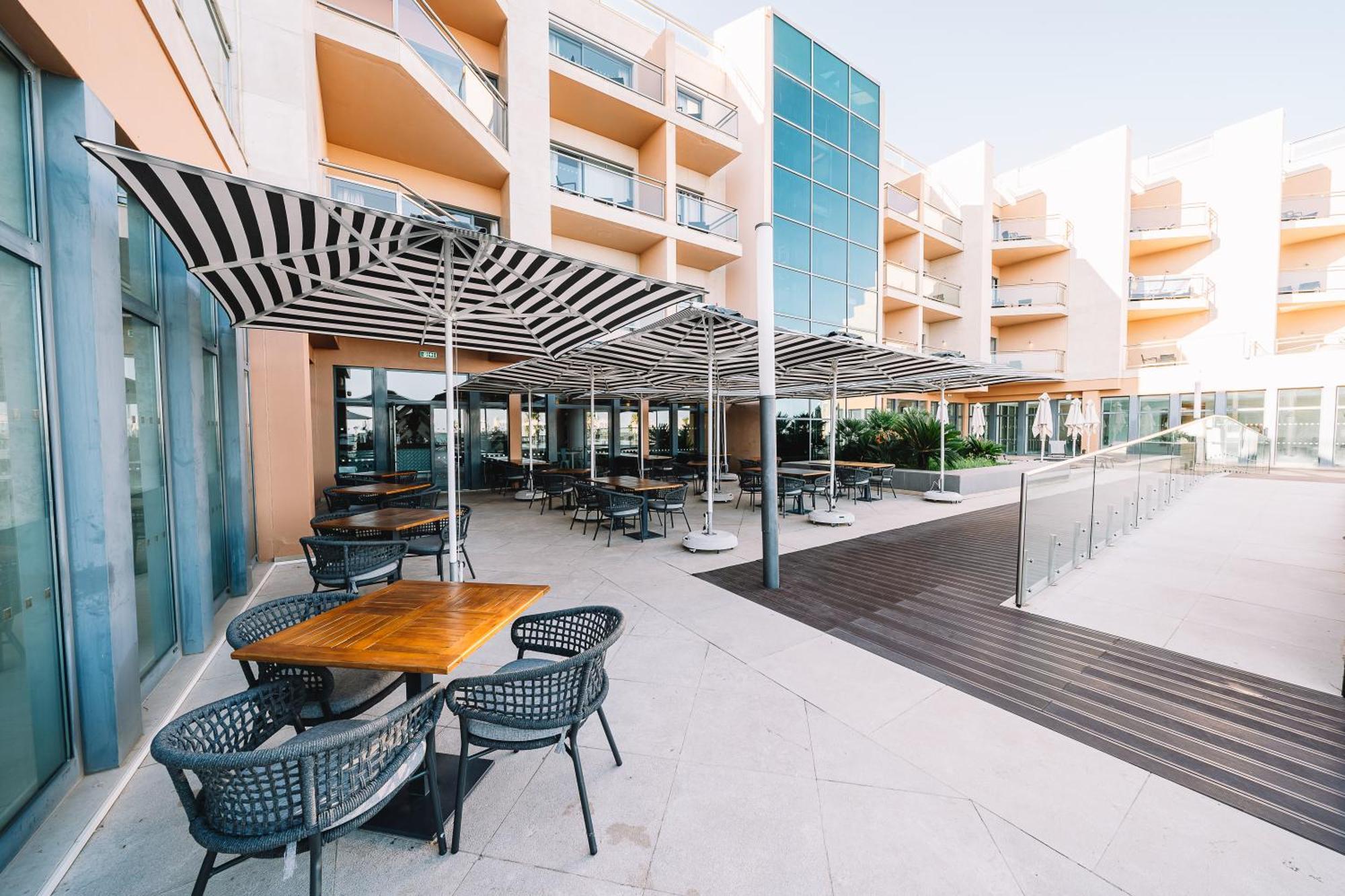 فندق ريال مارينا هوتل آند سبا Olhão المظهر الخارجي الصورة The hotel's pool deck