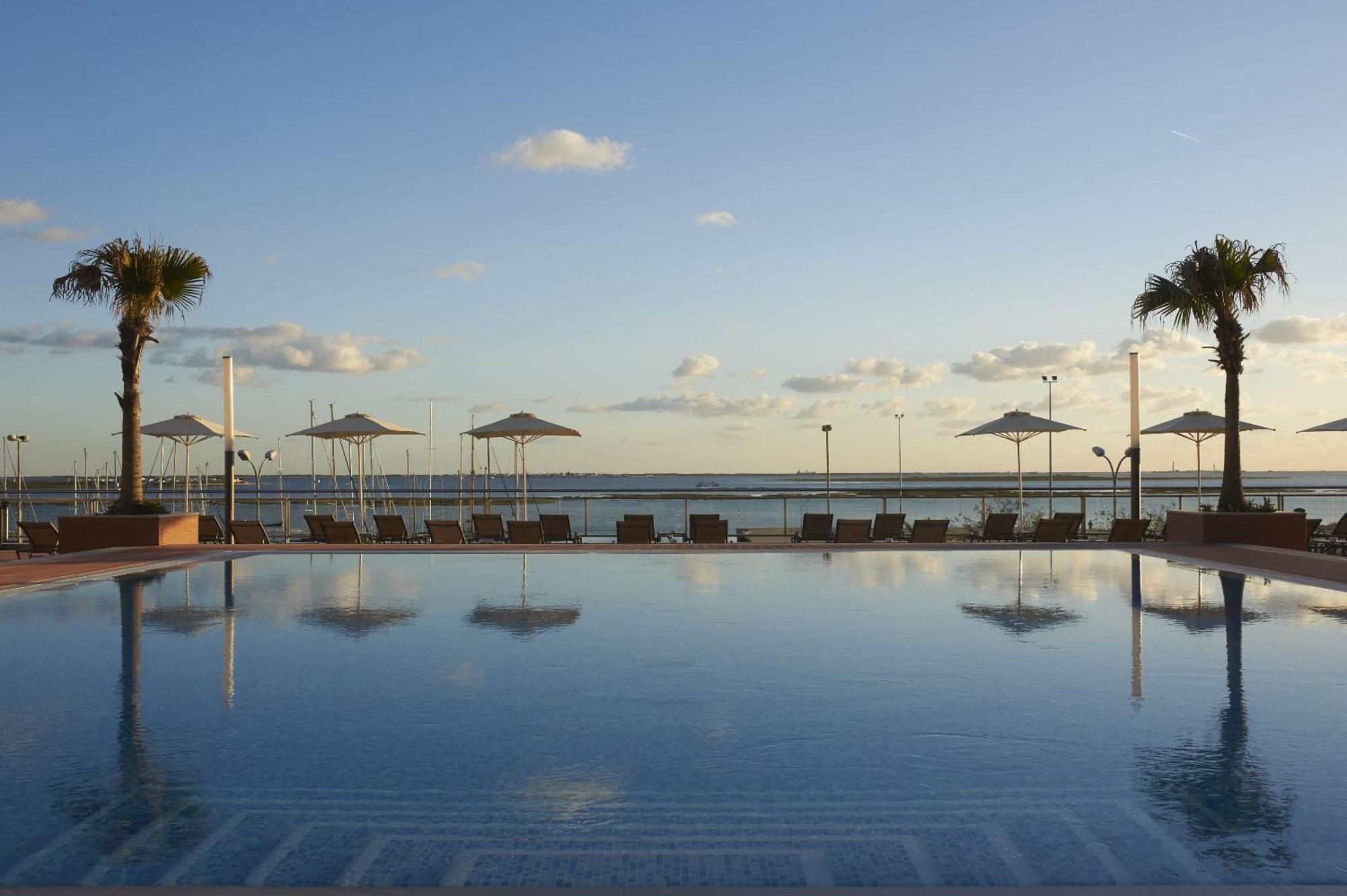 فندق ريال مارينا هوتل آند سبا Olhão المظهر الخارجي الصورة View of the pool at the hotel