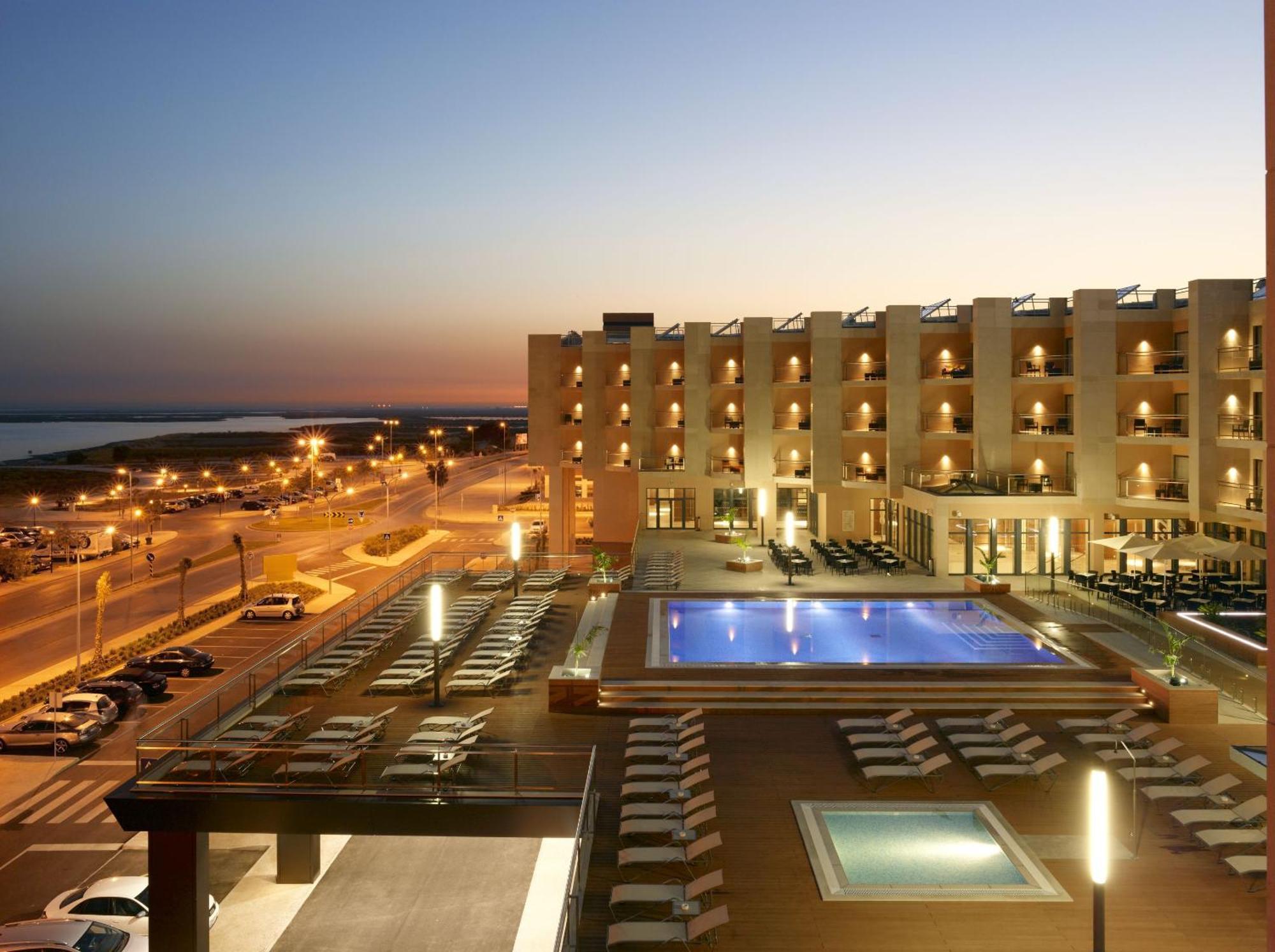 فندق ريال مارينا هوتل آند سبا Olhão المظهر الخارجي الصورة The hotel at night